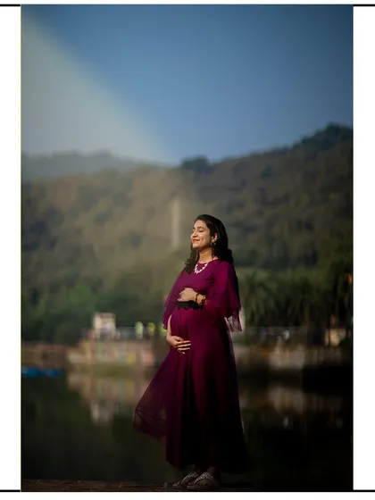 A beautiful solo portrait by the lake, with the mom-to-be enjoying a moment of peace and sunshine.