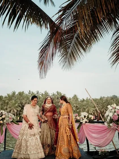 The bride arriving at her wedding ceremony on a boat, accompanied by her family. A moment of pride and joy.