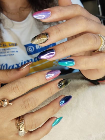 Why choose one when you can have it all? This set combines different effects, including multi-chrome, cat eye, and solid colors, for a unique and personalized manicure.