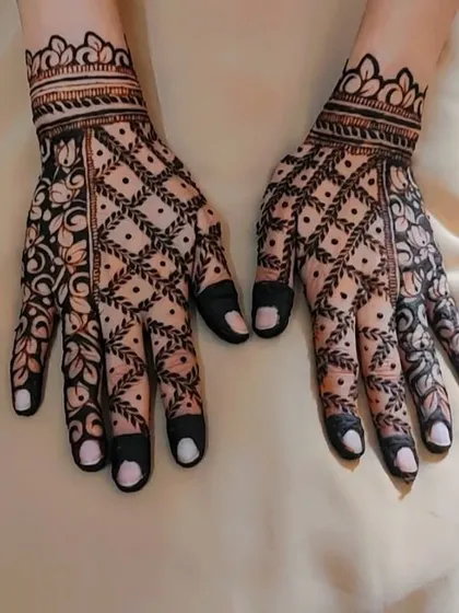 A symmetrical view of this elegant bridal back-hand design.