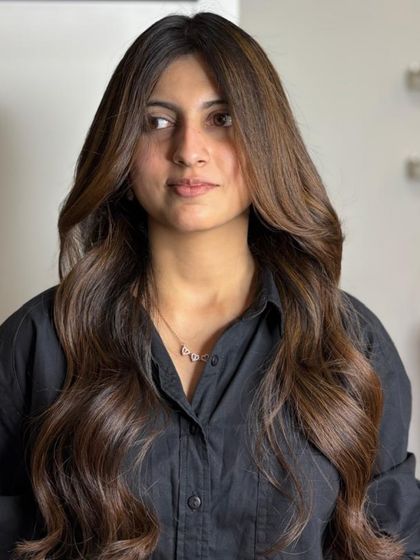 Face-framing layers, soft caramel tones, and effortless waves. When your hair speaks elegance, you let it do all the talking.