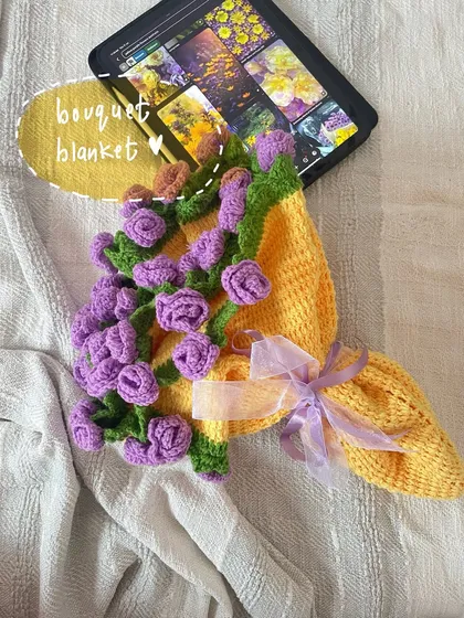 Yes, it's a blanket that folds into a bouquet! This was one of my most unique custom orders, combining the coziness of a handmade blanket with the beauty of a floral arrangement. It’s a perfect example of the quirky, custom work I love to do.