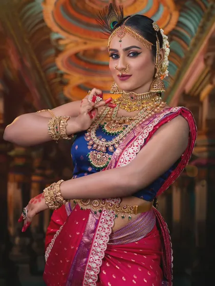 The detailed craftsmanship of the choker, haram, and vaddanam is evident in this pose. This set is a popular rental for brides and performers in Bangalore.