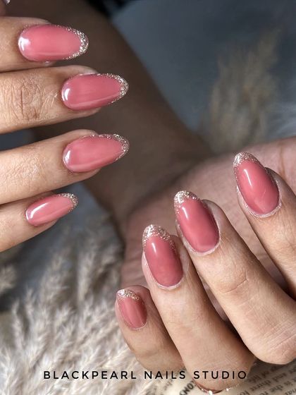 A classy and sparkling design featuring glitter French tips. This is a great way to add a touch of glamour to a classic look, perfect for parties, festivals, or any time you want to shine.