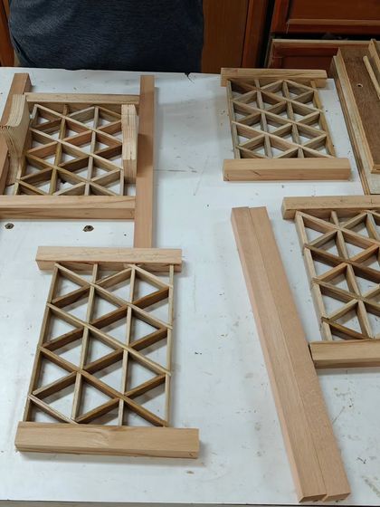 A look at the components of the Kumiko lamp before final assembly. You can see the four completed panels with their triangular grid and the legs of the frame, ready to be joined.