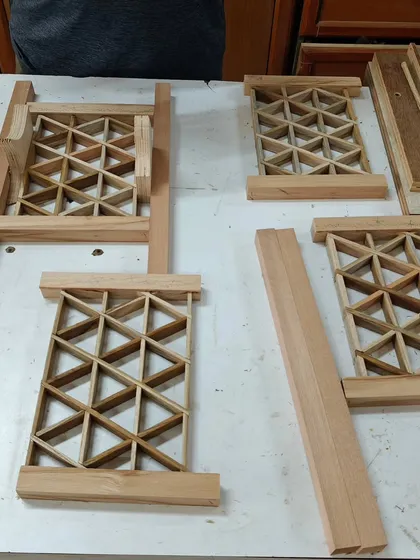 A look at the components of the Kumiko lamp before final assembly. You can see the four completed panels with their triangular grid and the legs of the frame, ready to be joined.