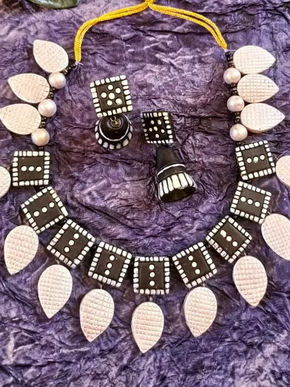 A classic monochrome version of the square and leaf necklace in black and white. This versatile piece can be styled in countless ways.