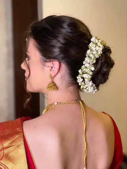 A South Indian bridal look for a non-Indian bride, featuring a textured bun with fresh mogra.