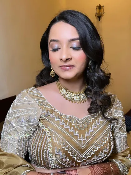 A close-up of the eye makeup for this glamorous look. The seamless blending and soft shimmer create a sophisticated and captivating effect.