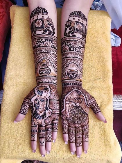A classic portrait design with the bride and groom on the palms. The forearms feature traditional baraat elephants and auspicious wedding symbols like the kalash and dhol.