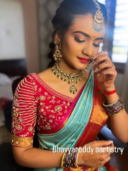 Duplicate of 25, a close-up of the makeup.