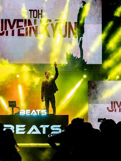 My visuals displaying the lyrics to "Toh Jiyen Kyun" as the crowd sings along.