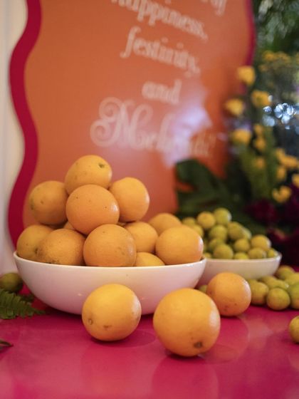 A close-up of the fresh oranges used as a decor element, adding a pop of natural color and a hint of citrus scent to the celebration.