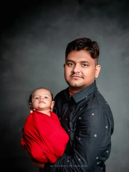 A father's strong and gentle hold. This portrait shows the special bond between a dad and his newborn, a moment of quiet connection.