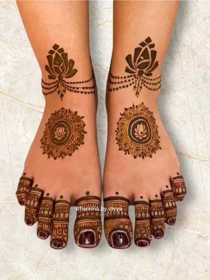 Your feet deserve to be adorned too. This design features a central lotus mandala on the top of the foot with a delicate beaded chain connecting to a lotus anklet, complemented by detailed work on the toes.