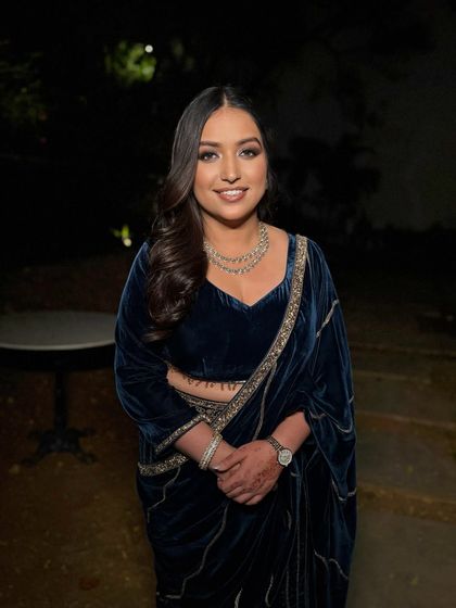 The perfect bronze makeup look for a destination wedding event. The warm tones in her makeup make her skin look radiant, even in the evening light.