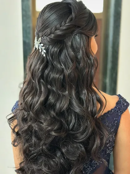 A classic open-hair look with soft waves and a simple braided detail, perfect for a pre-wedding event or for a wedding guest.