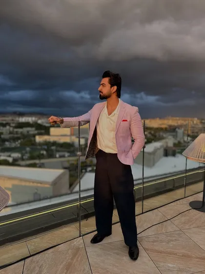 When Punjabi spirit meets Barcelona sunsets, it calls for a classy celebration. This look is perfect for a chic, rooftop welcome dinner.