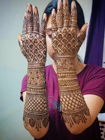 Another shot of the beautiful jaali pattern mehandi, a popular and timeless choice for engagements and weddings.