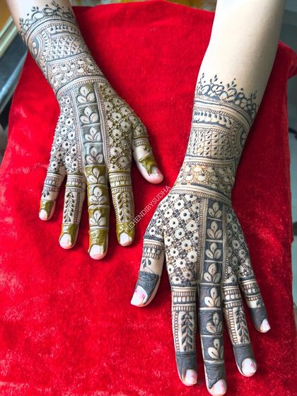 The back of the hands for the groom's sister-in-law, featuring a beautiful and modern pattern with leafy blocks.
