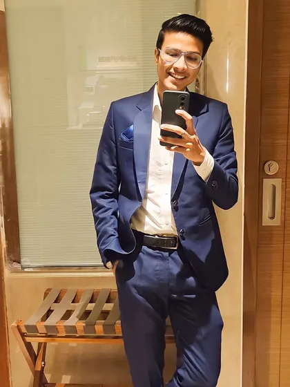 A mirror selfie after a private event. Feeling grateful for another opportunity to share my passion and create moments of wonder.