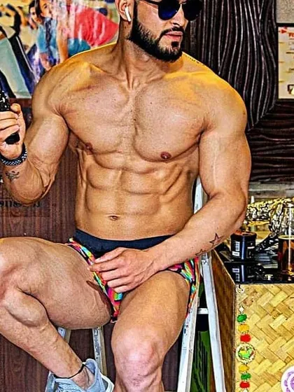 This is a series of shots showing my physique. For me, fitness is not just about the gym, it's about overall well-being and inner happiness.