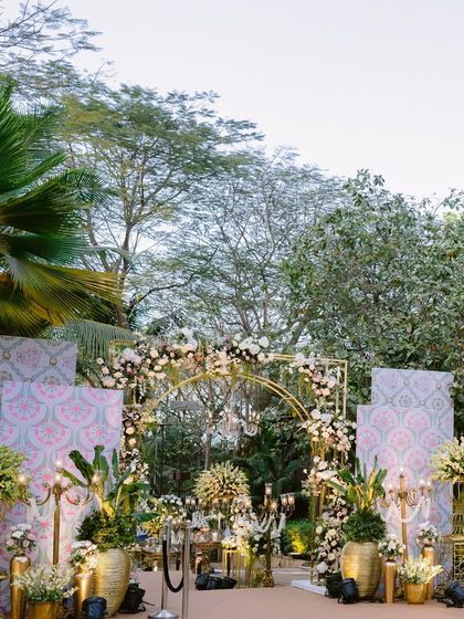 The Grand Welcome: Entrances & Aisles photo 7