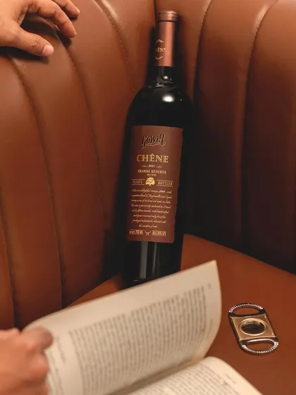 The bold Chêne Grande Reserve Red captivates with its blend of dark fruit notes and sweet spices from aging in French Oak. It is the ideal companion for a quiet evening at home with a good book.