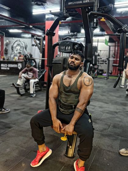 A moment of rest on the machine. Even when I'm sitting, the physique shows the years of hard work.