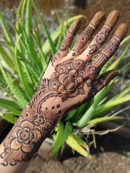 The final look of this floral back-hand design I did for myself. The combination of roses, leaves, and geometric elements is one of my favourites.