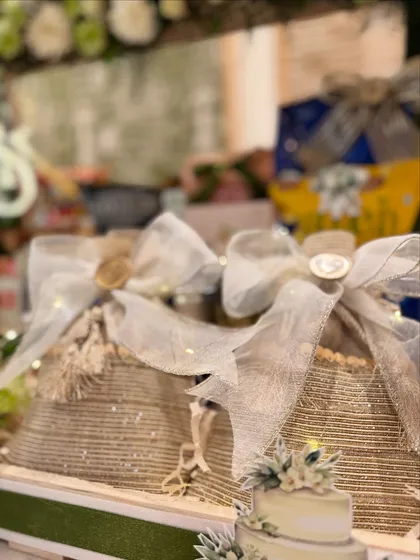 The beauty of texture and light. The jute-wrapped baskets are adorned with delicate organza bows and wax seals, adding a rustic yet elegant touch to the Roka hamper.