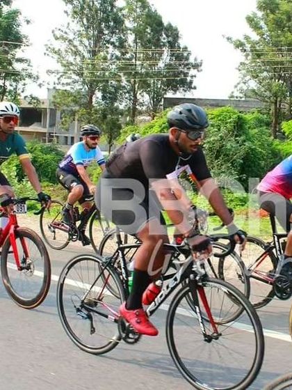 A group of amateur riders, including one on a Ridley bike, push the pace.