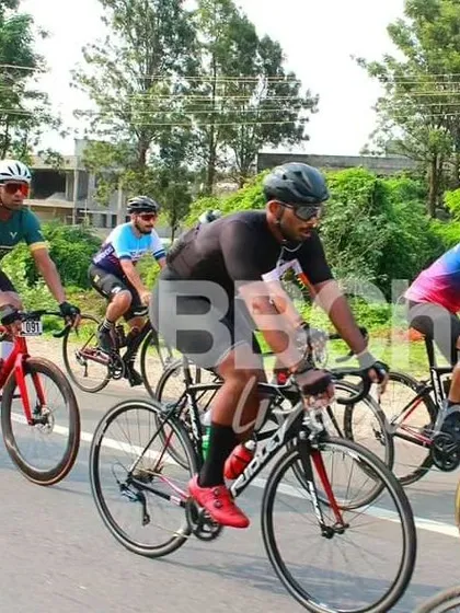 A group of amateur riders, including one on a Ridley bike, push the pace.
