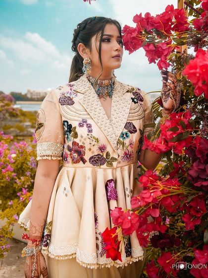 Accessorizing is what makes a look truly stand out. This client styled our colorful stone choker with two different hand harnesses and matching hair braids to create a dramatic, semi-contrasting look for her Mehendi.