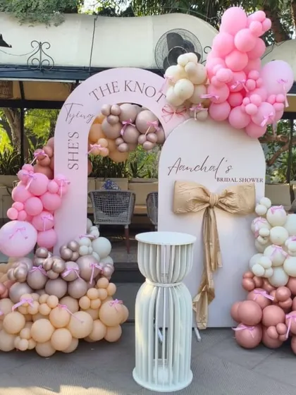 For this chic bridal shower, I designed a modern backdrop using a custom arch and a sophisticated palette of pink, rose gold, and cream balloons. It’s the perfect photo-ready setup for a bride-to-be celebrating with her friends.
