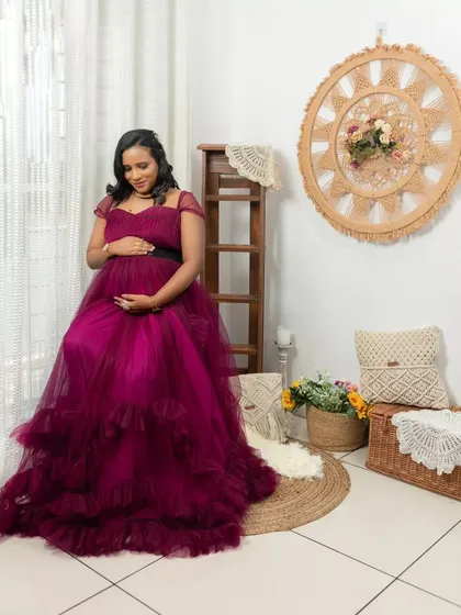 Unveiling the ethereal charm of our macrame mandala as the perfect backdrop for this mesmerizing maternity photoshoot. Our pieces are perfect for marking special life moments.