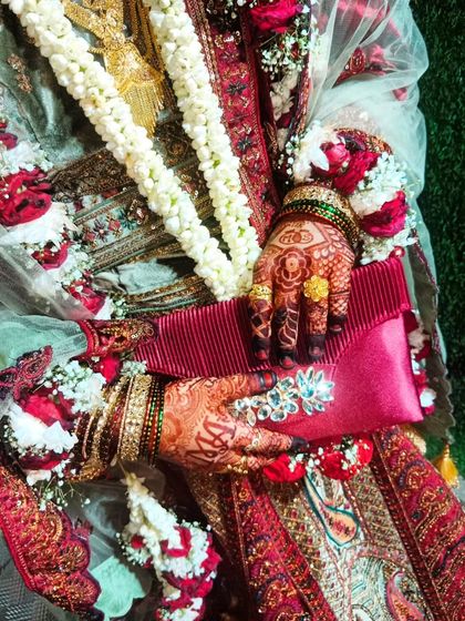 Another look at the lovely bride's dark henna stain, a perfect match for her festive attire.