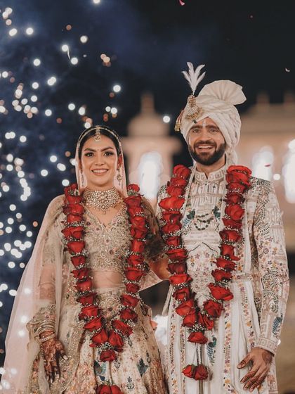 Grand Varmala & Jaimala Moments photo 23