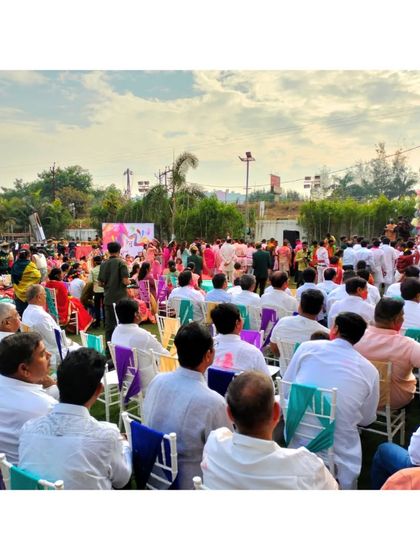 A wide shot of the beautiful wedding event in Saputara. Performing for a large audience in such a lovely outdoor setting is always a pleasure.