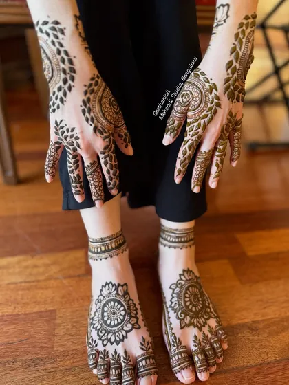 I love working with clients from all over the world, like this beautiful bride from Japan. For her, we chose an elegant and minimal design for her hands and feet, featuring delicate leaf patterns and classic mandalas.