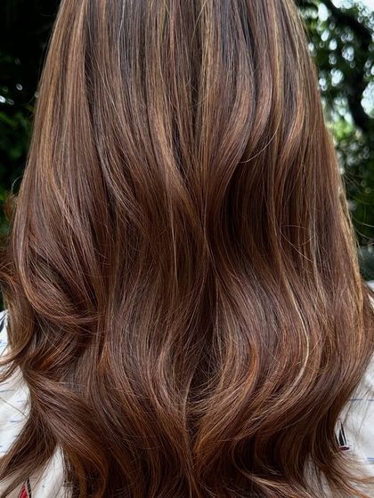 Holiday hair goals. This beautiful balayage combines different shades of blonde and light brown for a perfectly blended, sun-kissed look that’s ready for any adventure.
