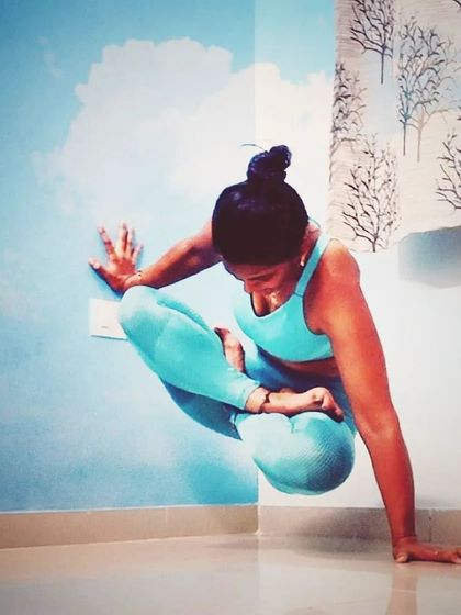 Richa Kumar - Yoga for Strength, Flexibility & Power Arm Balances & Inversions: Finding Your Power photo 17