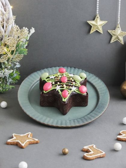 A star-shaped Christmas plum cake, decorated with festive sprinkles. A fun and tasty treat for the holiday season.