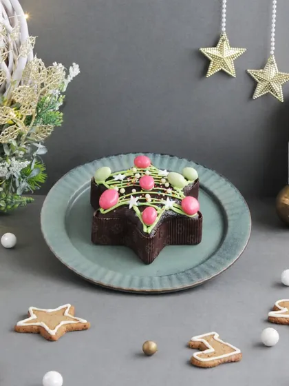 This star-shaped Christmas plum cake is a unique and festive treat for your holiday gatherings.