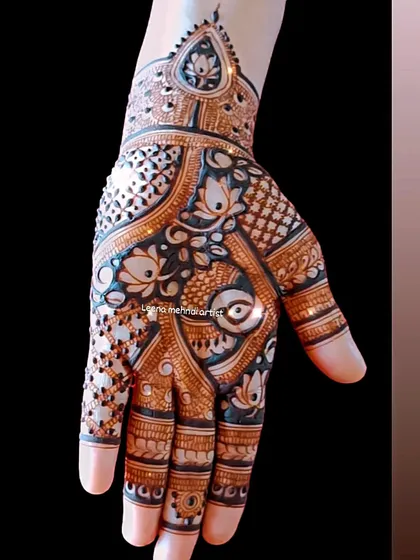 A single-hand view of the intricate guest design. The bold outlines and delicate inner patterns create a beautiful contrast, perfect for any celebration.