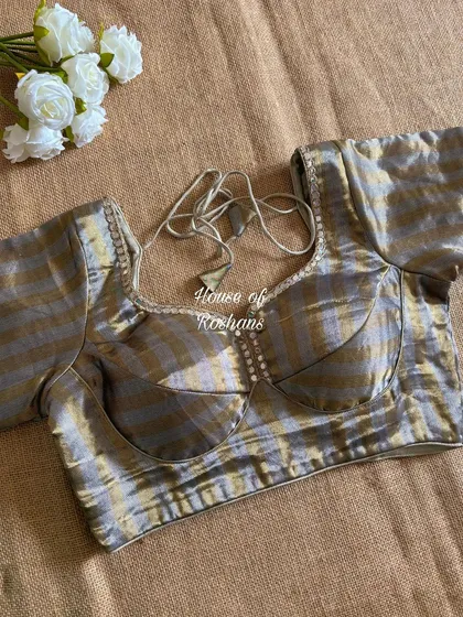 A simple yet elegant striped tissue blouse with sleeves. The subtle sheen of the fabric makes it perfect for day-to-night wear.