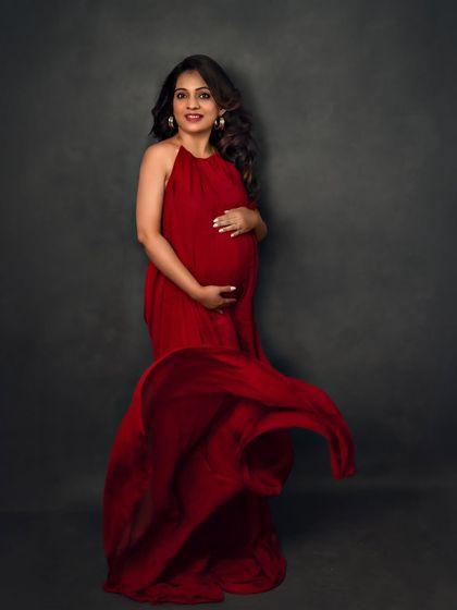 The movement of this red fabric is just breathtaking. It adds so much life and energy to this classic maternity pose.