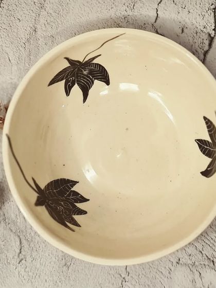 This beautiful ceramic bowl with a hand-painted leaf motif is perfect for serving rice, soup, cereal, or salad. Its durable ceramic material ensures you can enjoy it for years to come.