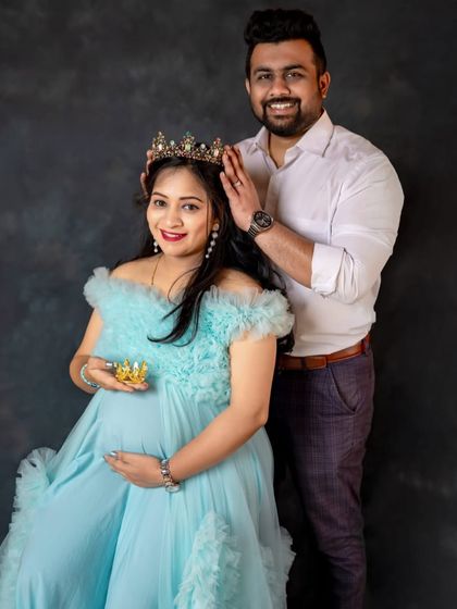 A fun and royal-themed maternity shoot. The couple uses crowns to add a playful touch, with the mom-to-be looking radiant in a light blue off-shoulder gown.