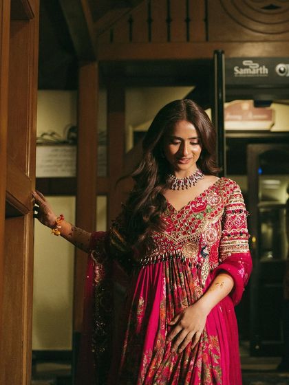 For Vasav’s welcome dinner, we embraced the idea that less can be luxe. Her look was all about skin that glows, a natural flush of blush, and soft waves that flowed beautifully.